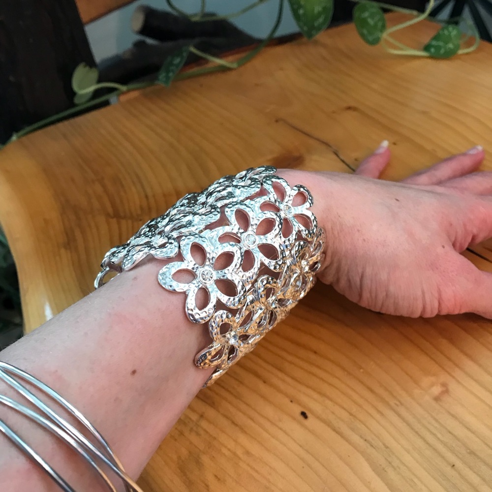🌺🌺 4/$25! Silver Tone Stretch Cuff Bracelet - Picture 5 of 6